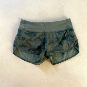 Lululemon Green Camouflage Speed Short. Size 4. EUC